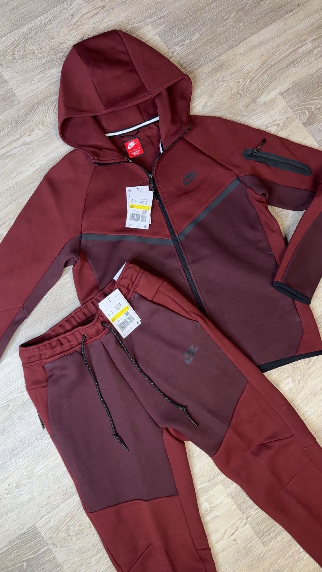 Nike Tech Fleece Burgandy