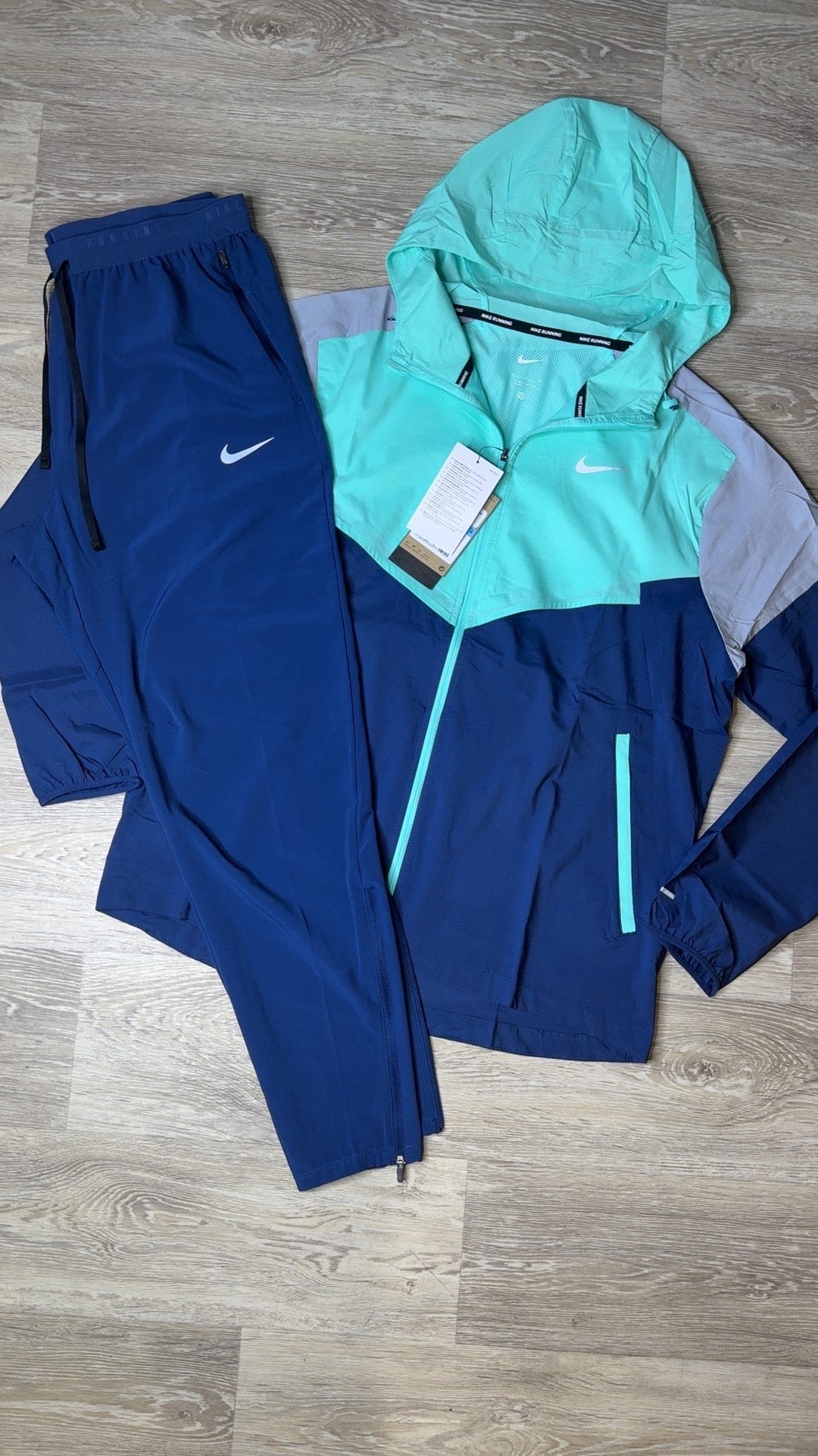 Nike Windrunner Jacket & Joggers Tracksuit in Green / Blue