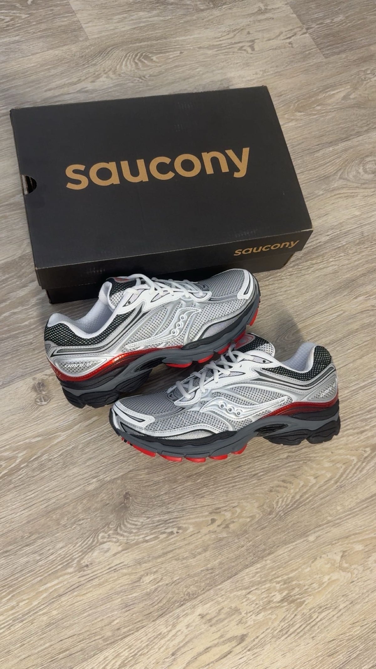 Saucony Omni 9 Progrid in White / Crimson Red